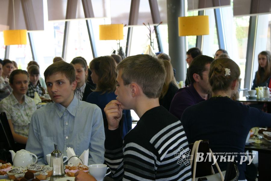 Великолукские школьники посетили "Литературное кафе"