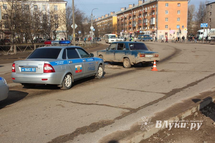 В Великих Луках водитель сбил на остановке женщину и ребенка (ФОТО)