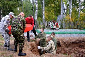 В Псковской области перезахоронили останки 92 советских воинов (фото)