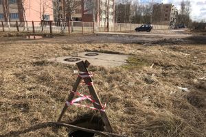 Великолучане обеспокоены появлением опасной дыры возле школы № 13 (ФОТО)