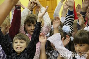 100 будущих первоклассников Великих Лук получили в подарок рюкзаки и школьные принадлежности