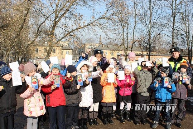 В Великих Луках школьники приняли участие в акции ГИБДД «Письмо водителю» (фото)