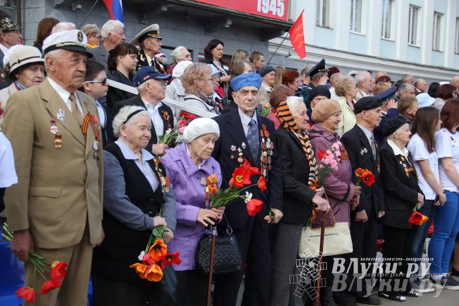 Парад Победы в Великих Луках (фото)