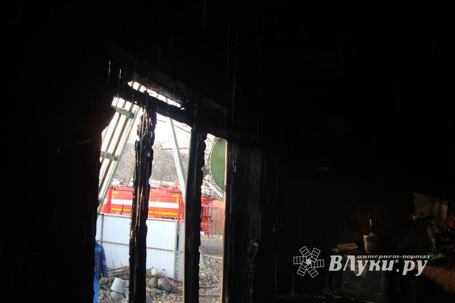 Сегодня в Великих Луках горел жилой дом (фото)