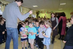 Учащимся младших классов Стругокрасненского района вручили светоотражатели (ФОТО)