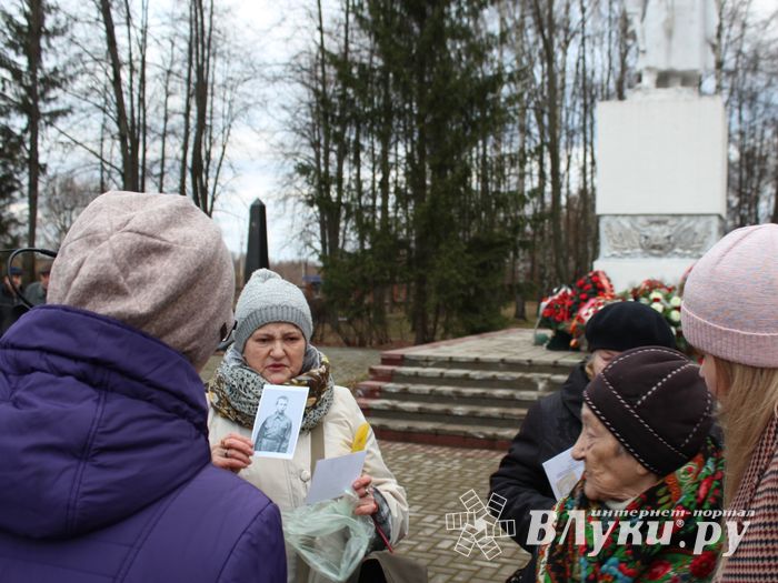 Родственники погибших солдат приняли участие в возложении цветов в Великих Луках