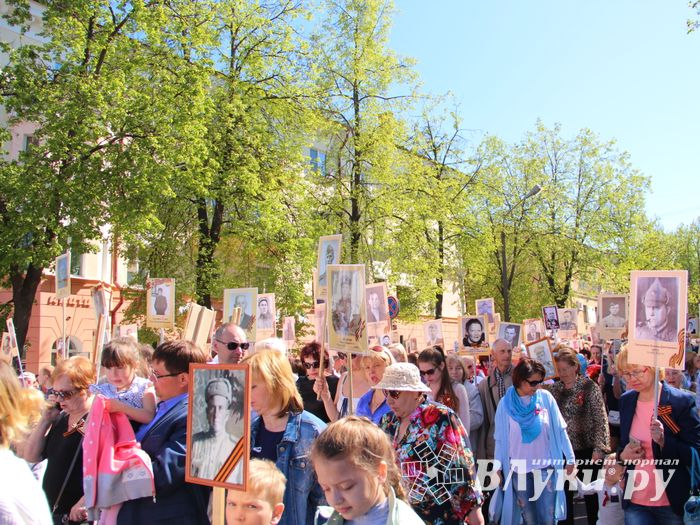 По центральному проспекту Великих Лук прошёл  «Бессмертный полк» (0+) (ФОТО)