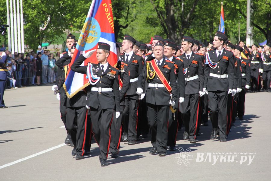 Парад в честь Дня Победы прошел в Великих Луках (ФОТО)