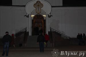 Крестным ходом встредили великолучане светлый праздник Пасхи