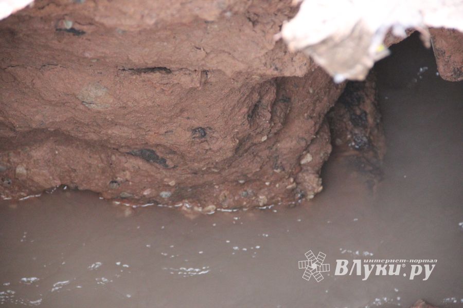 Фотофакт: провал асфальта на Гоголя в Великих Луках