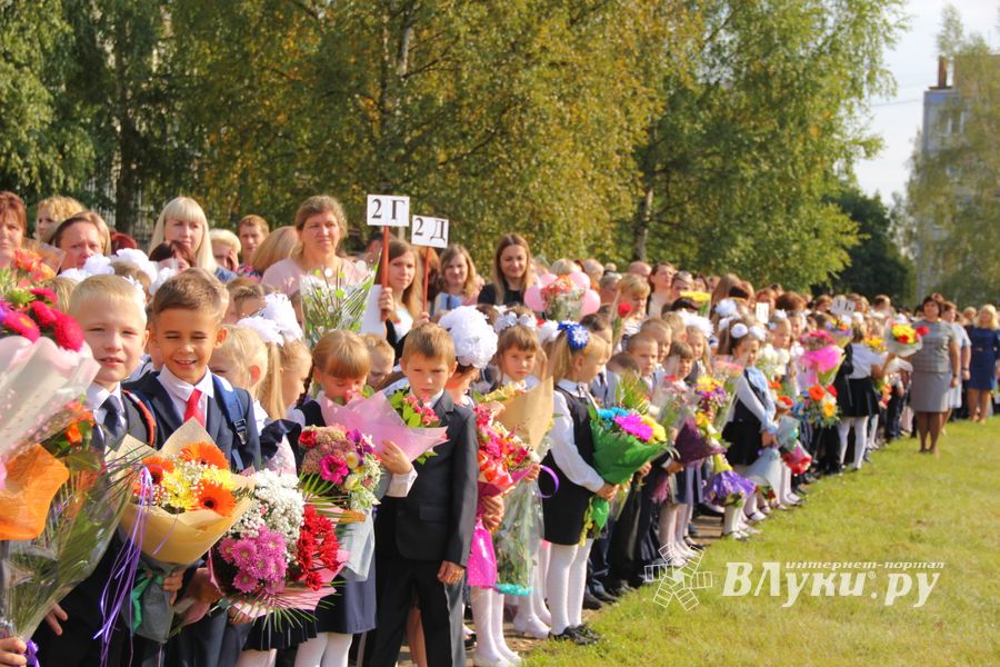1 сентября в школах Великих Лук прошли Торжественные линейки (ФОТО)