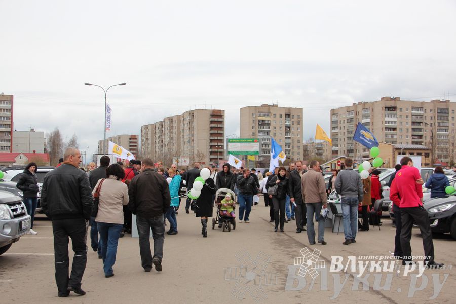 В Великих Луках прошла автомобильная ярмарка