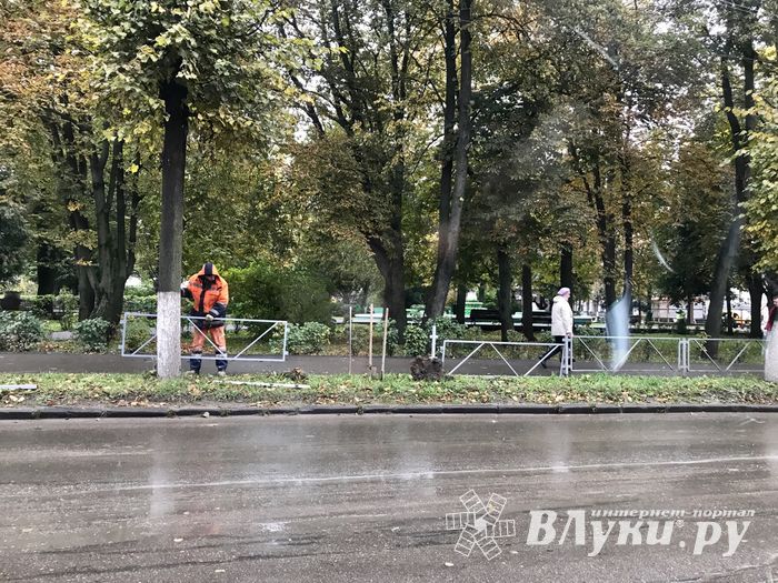 На пр. Октябрьском устанавливают ограждения (ФОТО)