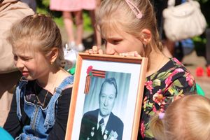 По центральному проспекту Великих Лук прошёл  «Бессмертный полк» (0+) (ФОТО)