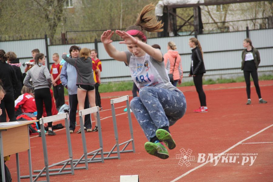 В Великих Луках проходят соревнования «Шиповка юных» (ФОТО)