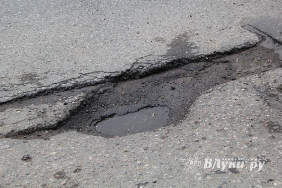 В Великих Луках начался ямочный ремонт на ул. Нелидовской (ФОТО)