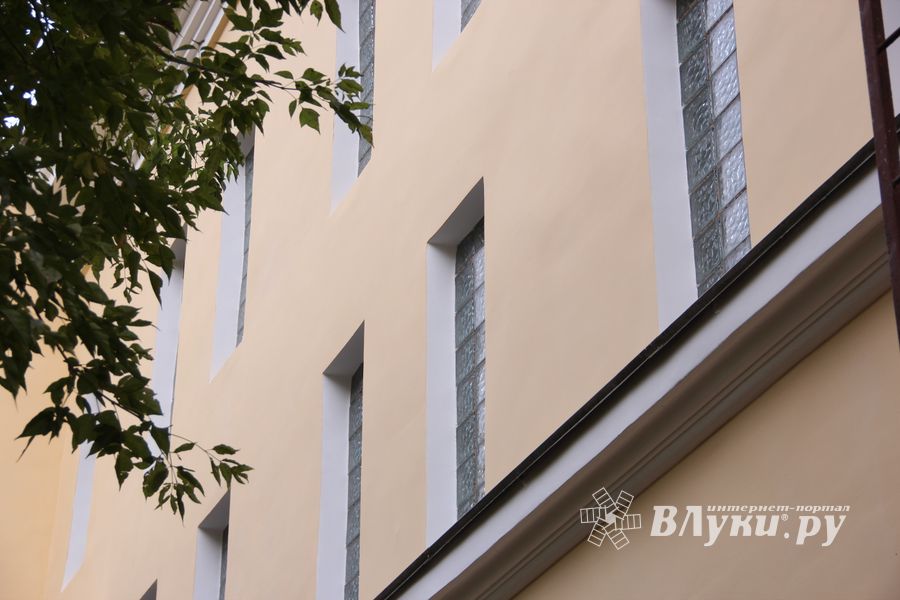 В Великих Луках ремонтируют фасад Архива (ФОТО)