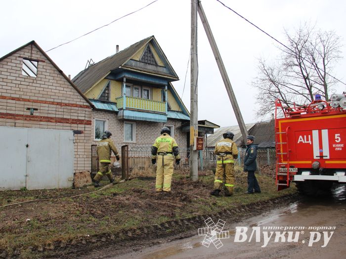 Сегодня в Великих Луках тушили пожар (ФОТО)