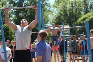В Великих Луках состояли соревнования по подтягиванию на турнике (фото)