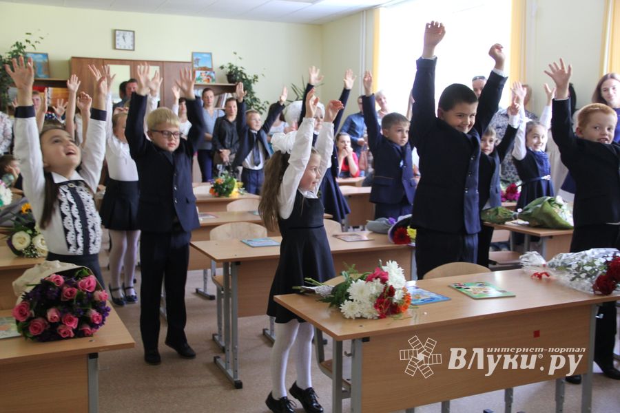 1 сентября в школах Великих Лук прошли Торжественные линейки (ФОТО)
