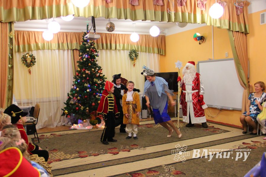 В Великие Луки пришла пора новогодних утренников (ФОТО)