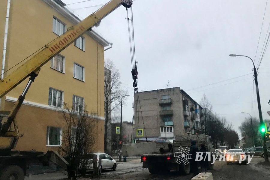 На ул. Первомайской в Великих Луках затруднено движение (ФОТО)