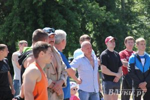 В Великих Луках состояли соревнования по подтягиванию на турнике (фото)