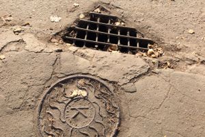 Ливневый колодец в центре Великих Лук приобрел новую «одежку»