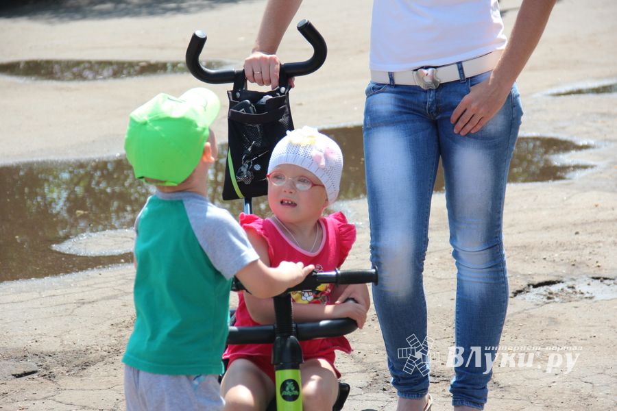 В городском парке Великих Лук прошёл День мороженого