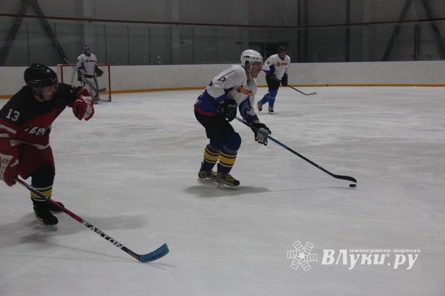Две великолукские команды хоккеистов одержали победы в домашних матчах (ФОТО)