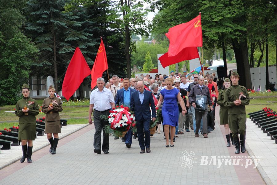 В Великих Луках проходит День памяти и скорби (ФОТО)