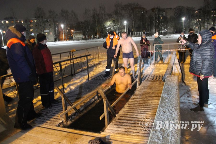 В Великих Луках проходят крещенские купания (ФОТО)