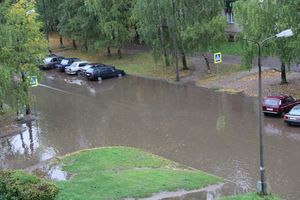 В Великих Луках на ул. Гоголя затопило дорогу (фото)