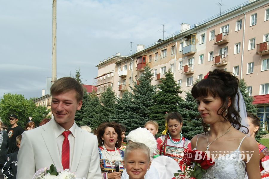 Торжественное открытие парковой скульптуры «Кресло влюбленных»