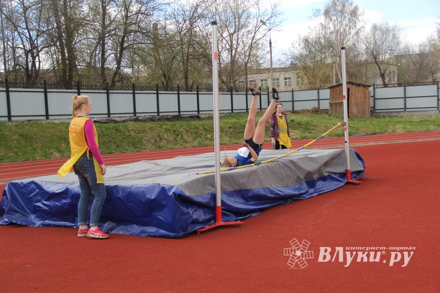 В Великих Луках проходят соревнования «Шиповка юных» (ФОТО)