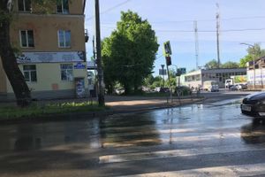 Проспект Гагарина в Великих Луках заливает (ФОТО)