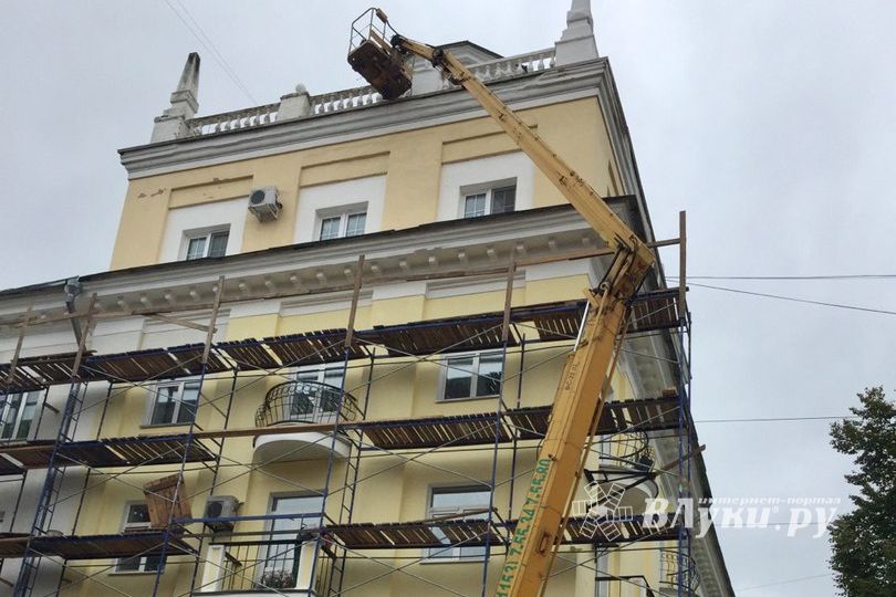 Из-за ремонта фасадов в Великих Луках перекрыли тротуары (ФОТО)