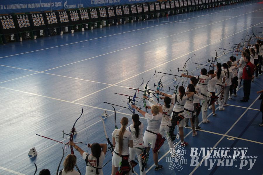 В Великих Луках состоялось открытие Чемпионата России по стрельбе из блочного и классического лука (фото)