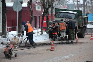 И в оттепель, и в мороз в Великих Луках продолжается ремонт дорог (ФОТО)