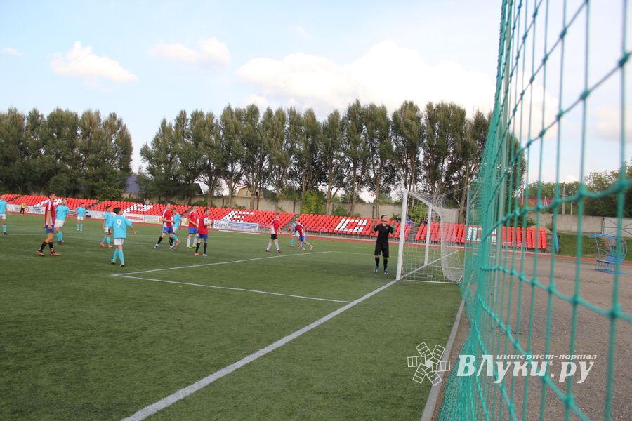 В минувшие выходные великолучане сыграли в футбол (фото)