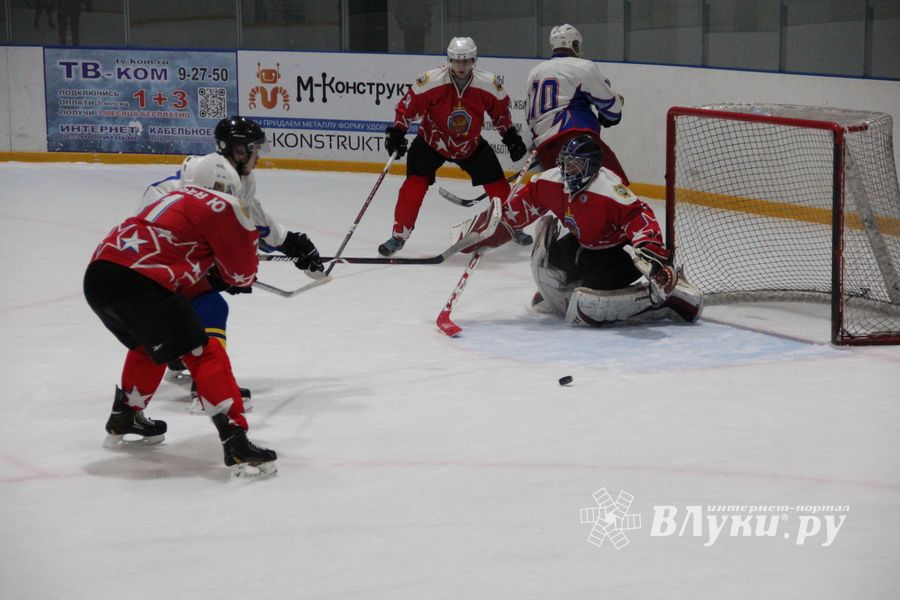 Две победы у великолукских хоккейных команд (ФОТО)