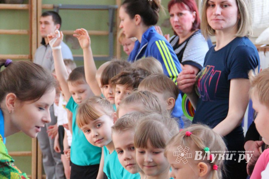 В Великих Луках стартовали спортивные соревнования среди дошколят «Юные олимпионики»