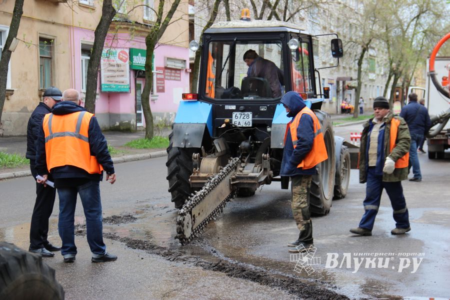 На Ставского устраняют прорыв в водопроводе (ФОТО)
