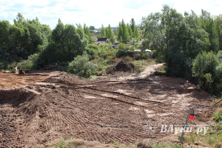  На месте строительства путепровода ведутся работы (фото)