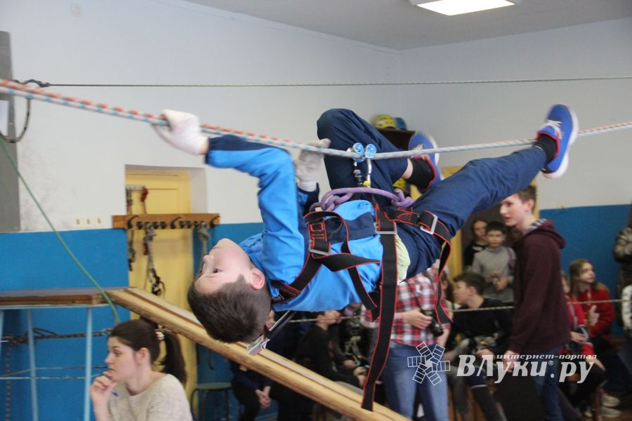 Великолукские школьники попрыгали по «кочкам»