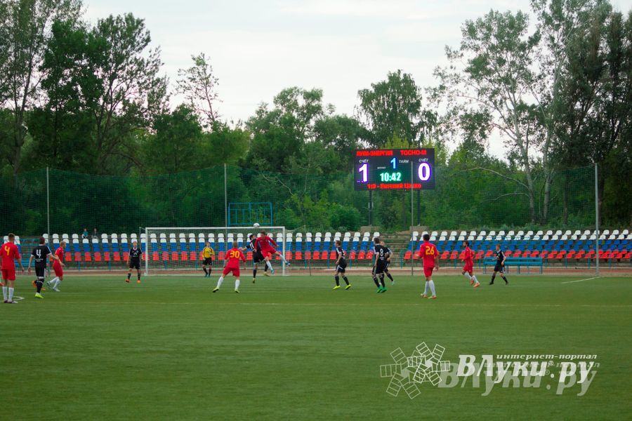 Матчи по футболу в рамках Первенства России проходят в Великих Луках (фото)