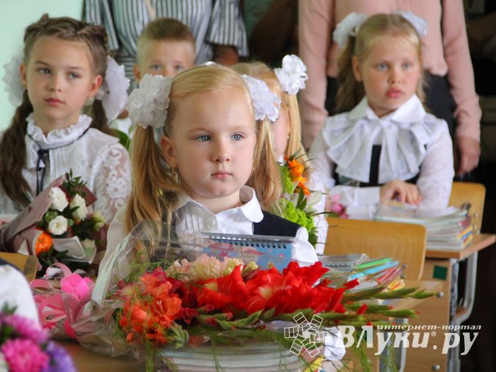 В Великих Луках торжественно встретили День знаний (ФОТО)
