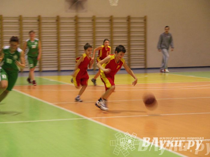 Интересный баскетбольный матч прошел в Великих Луках (фото)