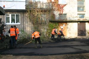 Глава администрации проследил за ходом ремонта дворовых территорий