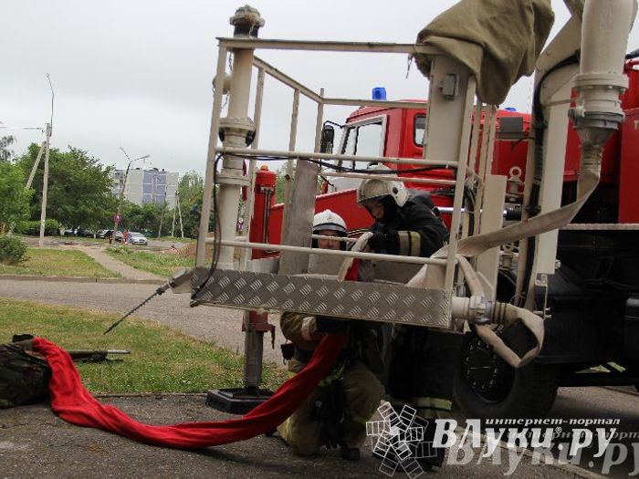 В Великих Луках прошли областные соревнования среди пожарных по спасению пострадавших